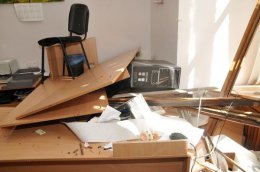 После освобождения здания активистами Майдана в КГГА произошел погром (ВИДЕО)