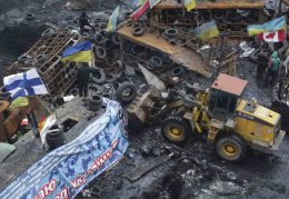 Коммунальщики вывезли более 100 машин мусора с Грушевского