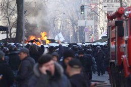 В противостоянии на перекрестке Шелковичной и Институтской появились пострадавшие (ВИДЕО)