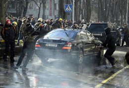 Митингующие крушат иномарки в правительственном квартале (ФОТО)