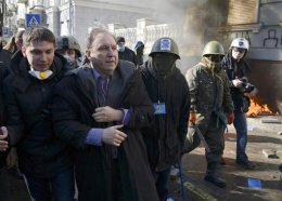 Митингующие крушат иномарки в правительственном квартале (ФОТО)