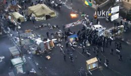 «Беркут» начал штурм баррикады Майдана (ВИДЕО)