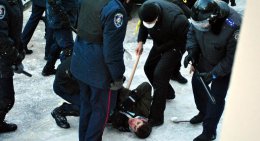 "Беркут" зверски забивает человека во дворе на Печерске (ВИДЕО)