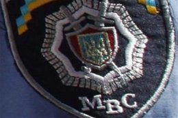 Милиционеры грабят разрушенные палатки на Грушевского (ВИДЕО)