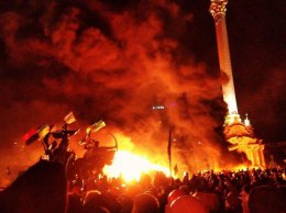 В сети появилось видео, как подожгли БТР на Майдане (ВИДЕО)