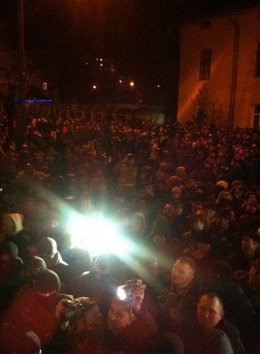 В Ивано-Франковске активисты вынудили "Беркут" без шлемов покинуть здание МВД (ФОТО)