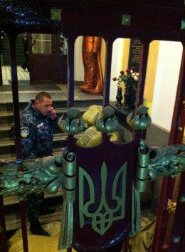 В Ивано-Франковске активисты вынудили "Беркут" без шлемов покинуть здание МВД (ФОТО)