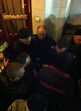 В Ивано-Франковске активисты вынудили "Беркут" без шлемов покинуть здание МВД (ФОТО)