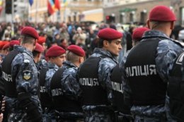В Одессе блокируют выезд "Беркута" людьми и автомобилями (ФОТО)