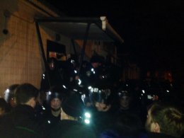 В Одессе блокируют выезд "Беркута" людьми и автомобилями (ФОТО)