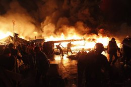Протестующие штурмуют базу "Беркута" в Ровно