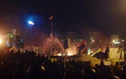 На Майдане звучат взрывы, против протестующих применяют водометы