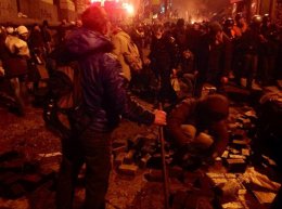 На Майдане звучат взрывы, против протестующих применяют водометы