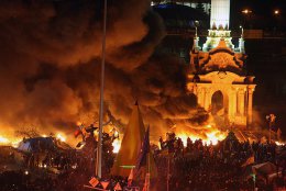 "Беркут" пытается взять в кольцо охваченный огнем Майдан