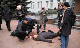 Во время штурма областного управления СБУ в Хмельницком убили женщину Во время штурма областного управления СБУ в Хмельницком убили женщину