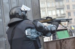 Беркут направил оружие на женщину (ВИДЕО)
