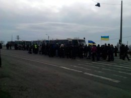 Под Лубнами заблокировали три автобуса с "титушками"