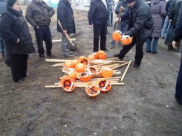 Под Лубнами заблокировали три автобуса с "титушками"