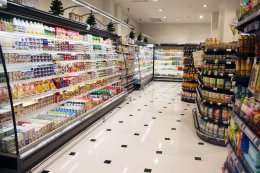 Украинцы скупают товары в супермаркетах
