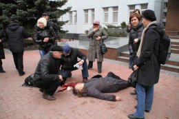 Во время штурма здания СБУ в Хмельницком снайпер расстрелял женщину (ВИДЕО) Во время штурма здания СБУ в Хмельницком снайпер расстрелял женщину (ВИДЕО)