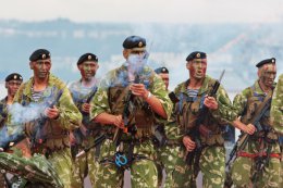 Из Симферополя в Киев отправили около двухсот морских пехотинцев