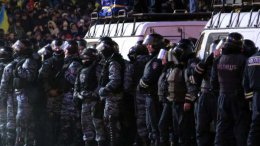 На Майдане с офицера милиции сорвали шеврон МВД России (ФОТО)