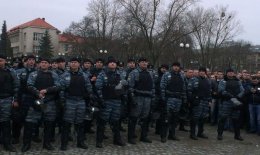 В Ужгороде правоохранители перешли на сторону народа (ВИДЕО)