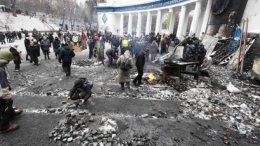 На Грушевского возводят каменную стену с бойницами (ВИДЕО)