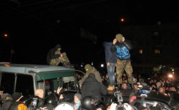 Под Святошинским РОВД собираются неизвестные (ВИДЕО)