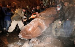 В Житомире протестующие сносят памятник Ленину