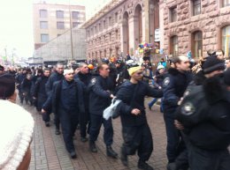Активисты отпустили пленных солдат внутренних войск