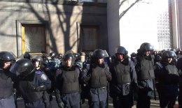 Сотрудники внутренних дел покидают окрестности ВР