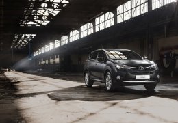 В центре Киева в Тойоту полную людей "прилетела" труба со стройки (ВИДЕО)