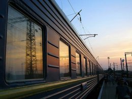 Пассажир львовского поезда забрался на крышу с требованием ехать на Евромайдан