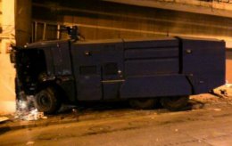 В Киеве водомет врезался в жилой дом