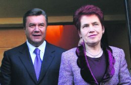 Пока Янукович пытается сбежать из Украины - его жена скупается в супермаркете (ВИДЕО)
