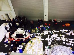 Активисты продолжают "вылавливать" документы и оружие Януковича (ВИДЕО)