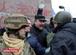 Активисты Майдана попыталась снести памятник чекистам