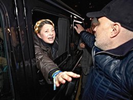 Майдановцы напомнили Тимошенко о том, кто ее освободил (ВИДЕО)