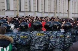 Российская полиция задержала около 100 протестующих