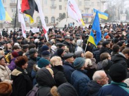 Возле Рады люди требуют воплощения требований революции (ВИДЕО)