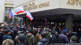 Пророссийские организации заблокировали здание Верховного Совета Крыма