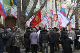 Пророссийские активисты установили флаг России на ВР Крыма (ФОТО)