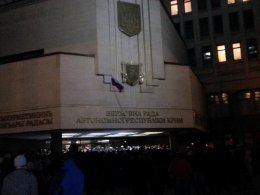 Пророссийские активисты установили флаг России на ВР Крыма (ФОТО)