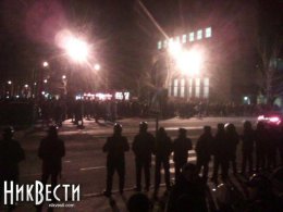В  Николаеве "титушки" окружили Евромайдан и требовали активистов стать на колени (ФОТО)