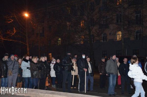 В  Николаеве "титушки" окружили Евромайдан и требовали активистов стать на колени (ФОТО)