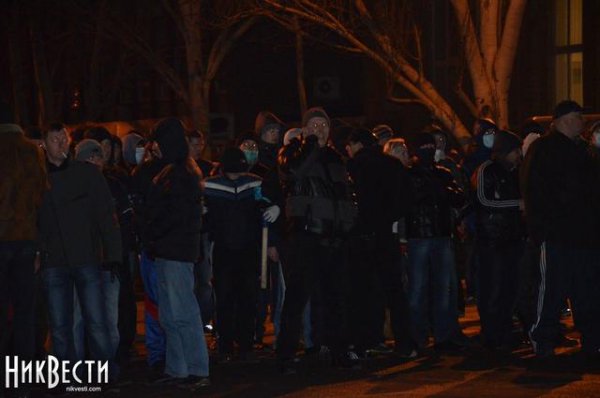 В  Николаеве "титушки" окружили Евромайдан и требовали активистов стать на колени (ФОТО)