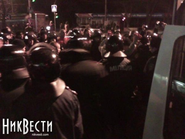 В  Николаеве "титушки" окружили Евромайдан и требовали активистов стать на колени (ФОТО)
