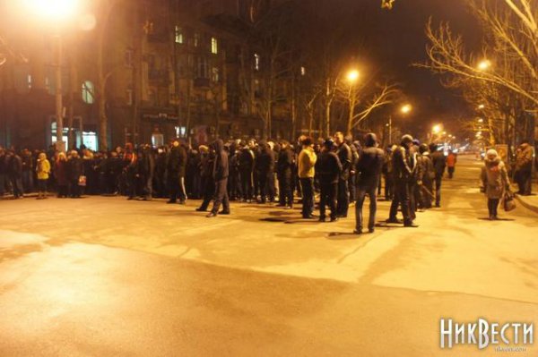 В  Николаеве "титушки" окружили Евромайдан и требовали активистов стать на колени (ФОТО)