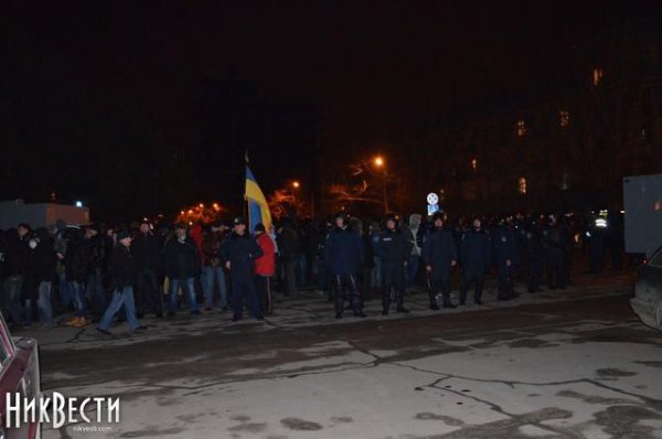 В  Николаеве "титушки" окружили Евромайдан и требовали активистов стать на колени (ФОТО)